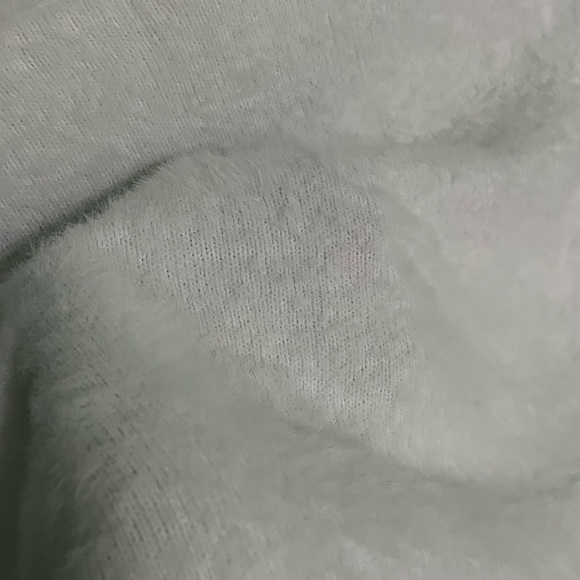 Fuzzy white polyester fitted crop sweater - Picture 3 of 3